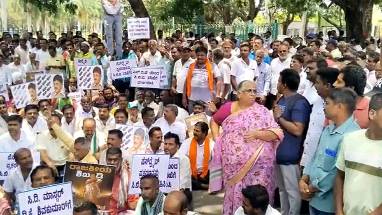 Obscene video case: JDS workers hold protest against DK Shivakumar, BJP's LR Shivarame Gowda in Mandya, Bengaluru